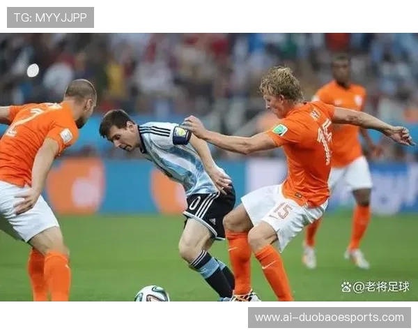 足球巨星过人技巧与犯规瞬间集锦，领略世界球场上的精彩对决与挑战